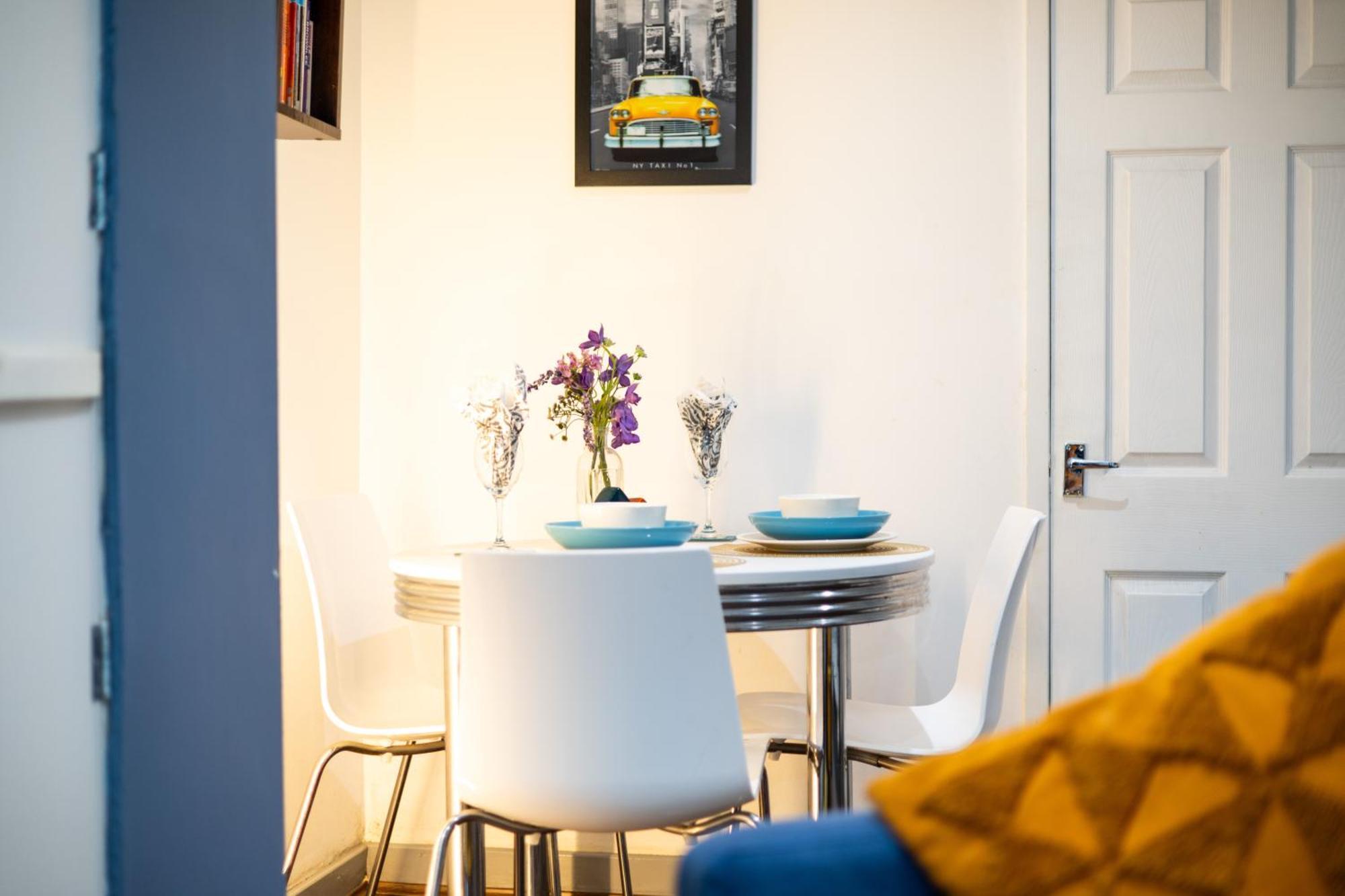 Exclusive - Close To Centre, Contactless Entry, Free Parking, Wifi & Netflix Apartment